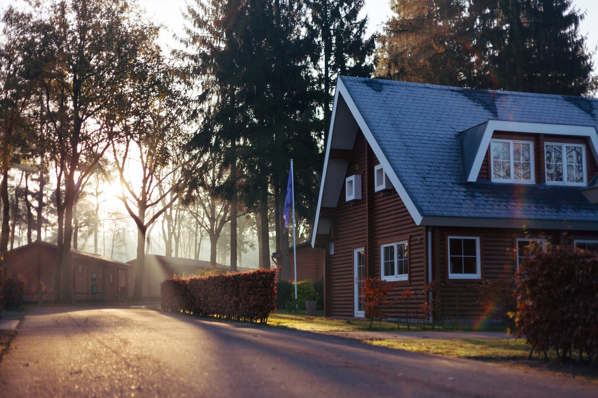 Cabina modular Lukthi Group en entorno natural al atardecer